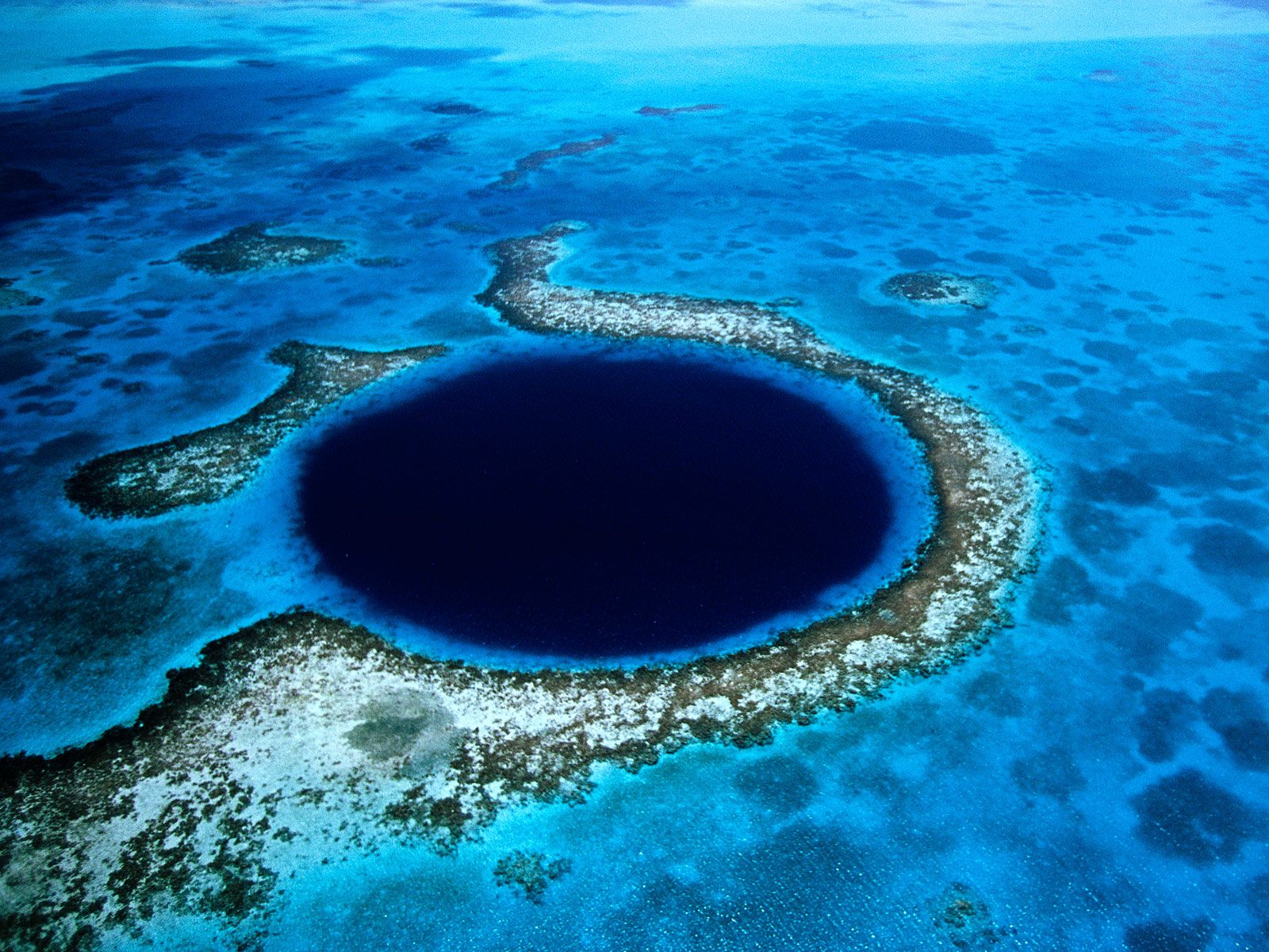 Великата синя дупка край бреговете на Белиз (Great Blue Hole )