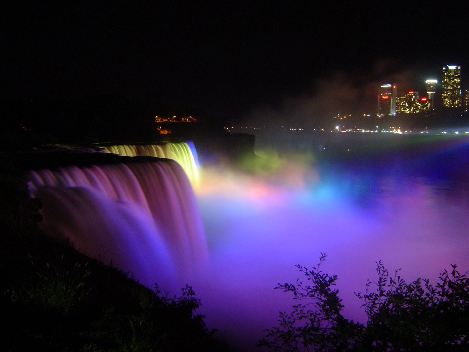 Niagara-Falls-under-floodlights-at-night