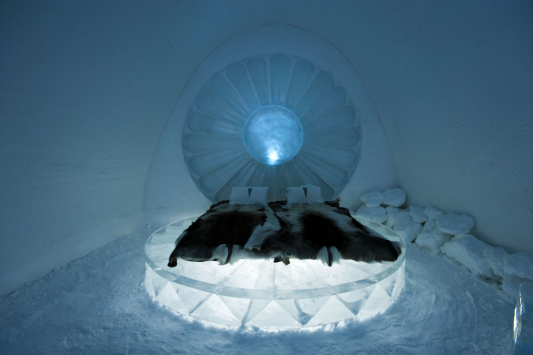 8x57z_Inside-The-Icehotel